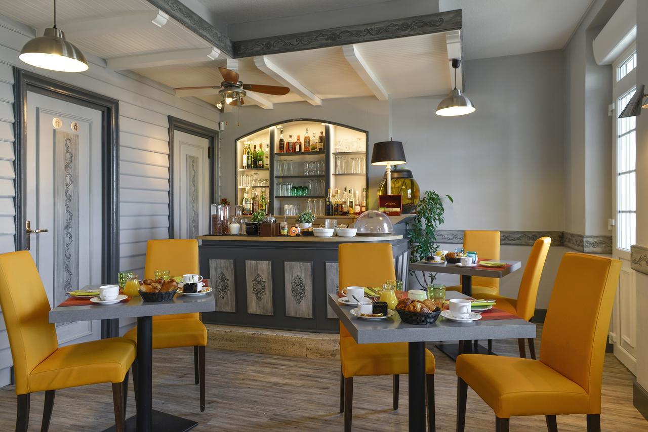 Logis Hotels Restaurant Le Dauphin Salbris Exteriér fotografie